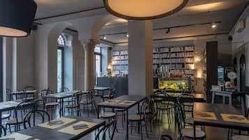 Colazione a buffet, servita tutte le mattine (10 EUR a persona)