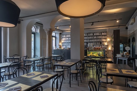 Desayuno buffet diario (EUR 10 por persona)