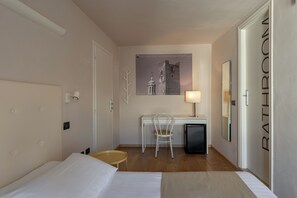 In-room safe, desk, cots/infant beds, free WiFi - Residenza Accademia , Mantegna Hotels (Mantua)