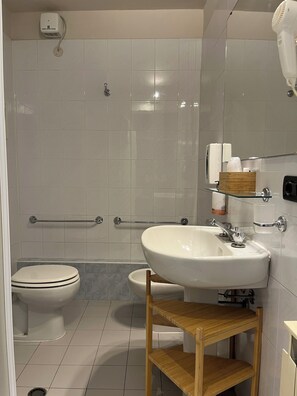 Quadruple Room, 1 Bedroom | Bathroom | Shower, hair dryer, towels - Residenza Accademia , Mantegna Hotels (Mantua)