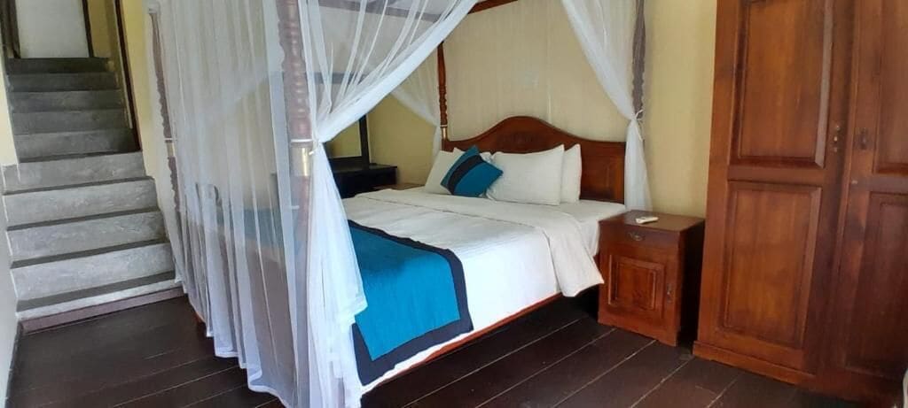 Minibar, coffres-forts dans les chambres, bureau, draps fournis