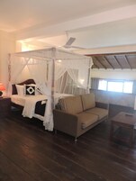 Minibar, caja de seguridad en la habitación, escritorio y ropa de cama