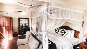 Een minibar, een kluis op de kamer, een bureau, beddengoed