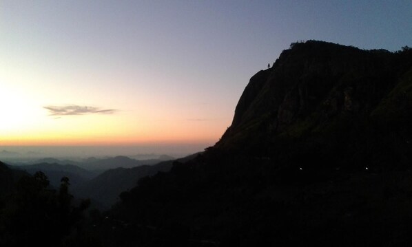 Un paisaje montañoso con cielo despejado al anochecer.