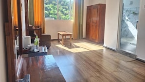 Minibar, caja de seguridad en la habitación, escritorio y ropa de cama