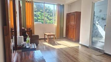 Standard Room, 1 King Bed | Minibar, in-room safe, desk, bed sheets