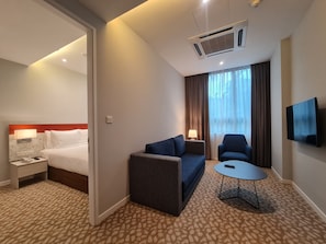 Suite, 1 Schlafzimmer (Living Area) | Zimmersafe, Schreibtisch, Verdunkelungsvorhänge, Bügeleisen/Bügelbrett