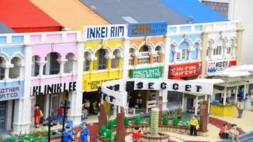 Un modelo LEGO de una ciudad con edificios como