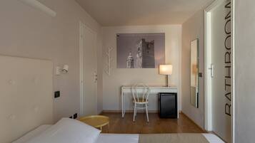 Caja de seguridad en la habitación, escritorio y cunas