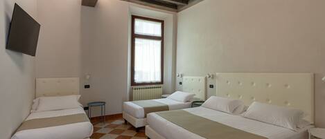 Vierbettzimmer, 1 Schlafzimmer | Zimmersafe, Schreibtisch, Babybetten, Zustellbetten