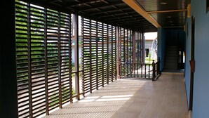 A corridor with a metal railing and a tiled floor. - Victorian Samui Condominium (Koh Samui)