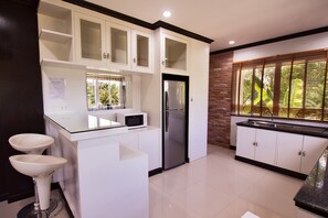 Design apartman, 1 king (extra méretű) franciaágy | Privát konyha | Nagyméretű hűtő/fagyasztó, mikrohullámú sütő, főzőlap és kávé-/teafőző