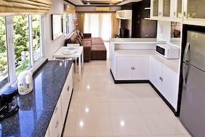 Design Apartment, 1 King Bed | Desk, free WiFi, bed sheets