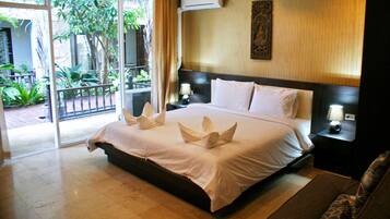 Senior Apartment, 1 King Bed | Desk, free WiFi, bed sheets