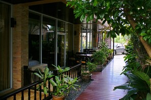 Senior apartman, 1 king (extra méretű) franciaágy | Terasz/udvar