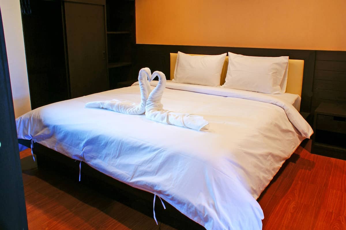 Top Floor Apartment | Desk, free WiFi, bed sheets