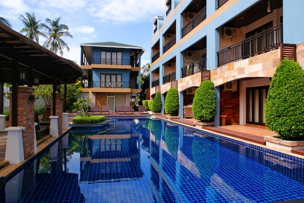 Outdoor pool, sun loungers