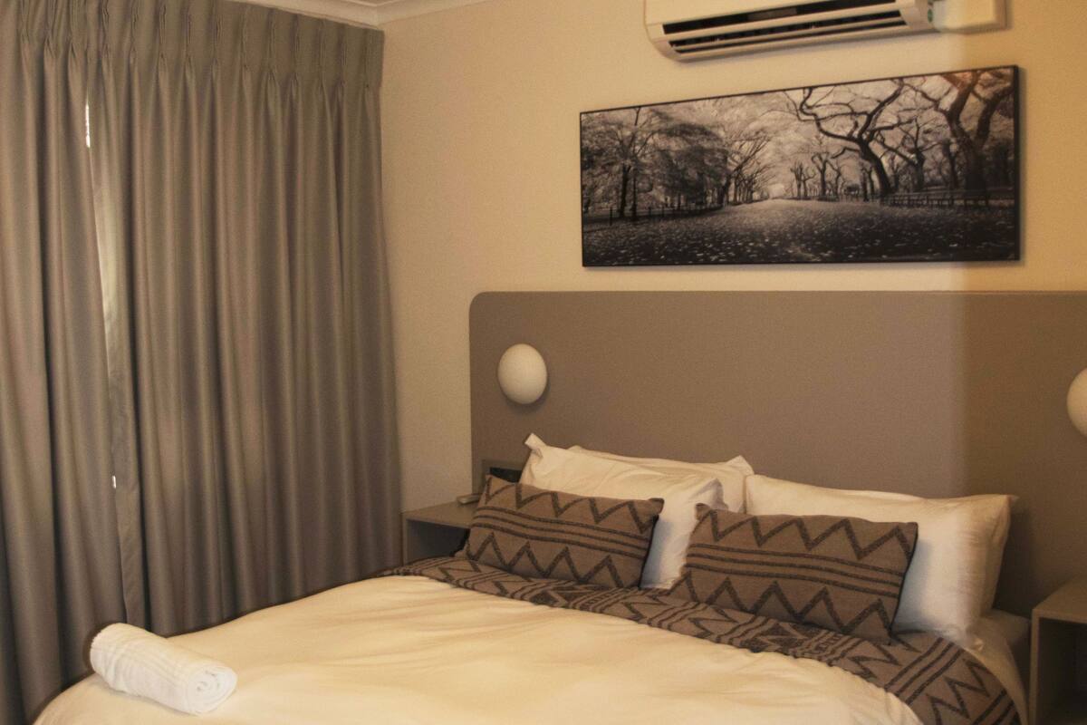 Luxury Apartment, 1 Double Bed | In-room safe, soundproofing, iron/ironing board, WiFi (free)