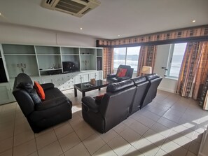 Appartement Familial, 3 chambres | Coin séjour | Télévision à écran plat de 32 pouces avec chaînes par satellite