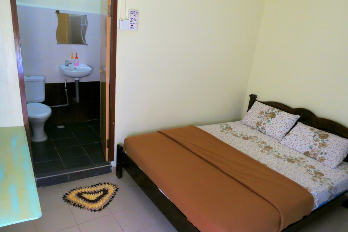 Kamer, 1 twee- of 2 eenpersoonsbedden (Attached Bathroom) | Een strijkplank/strijkijzer, extra bedden (toeslag), gratis wifi