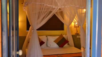 Bungalow Tradition, 1 chambre, accessible aux personnes à mobilité réduite, vue jardin | Minibar, coffres-forts dans les chambres, bureau, rideaux occultants