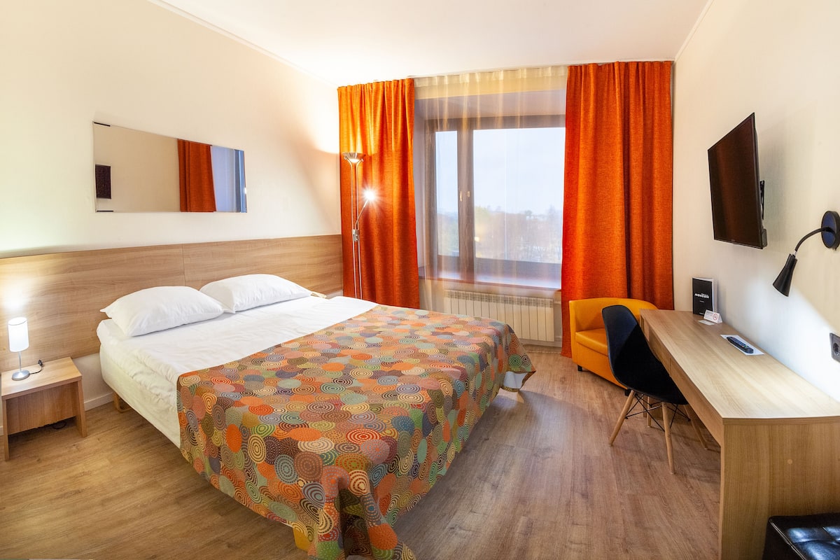 Standard Twin Room (C1) | Peti besi dalam bilik, meja, seterika/papan seterika