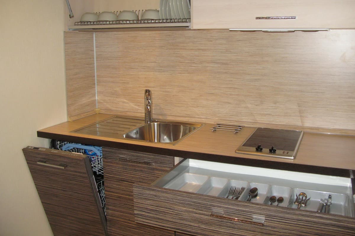 Apartment, 1 Bedroom, Kitchen | Dapur peribadi | Peti sejuk