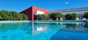 Piscine extérieure, piscine avec cascade, chaises longues
