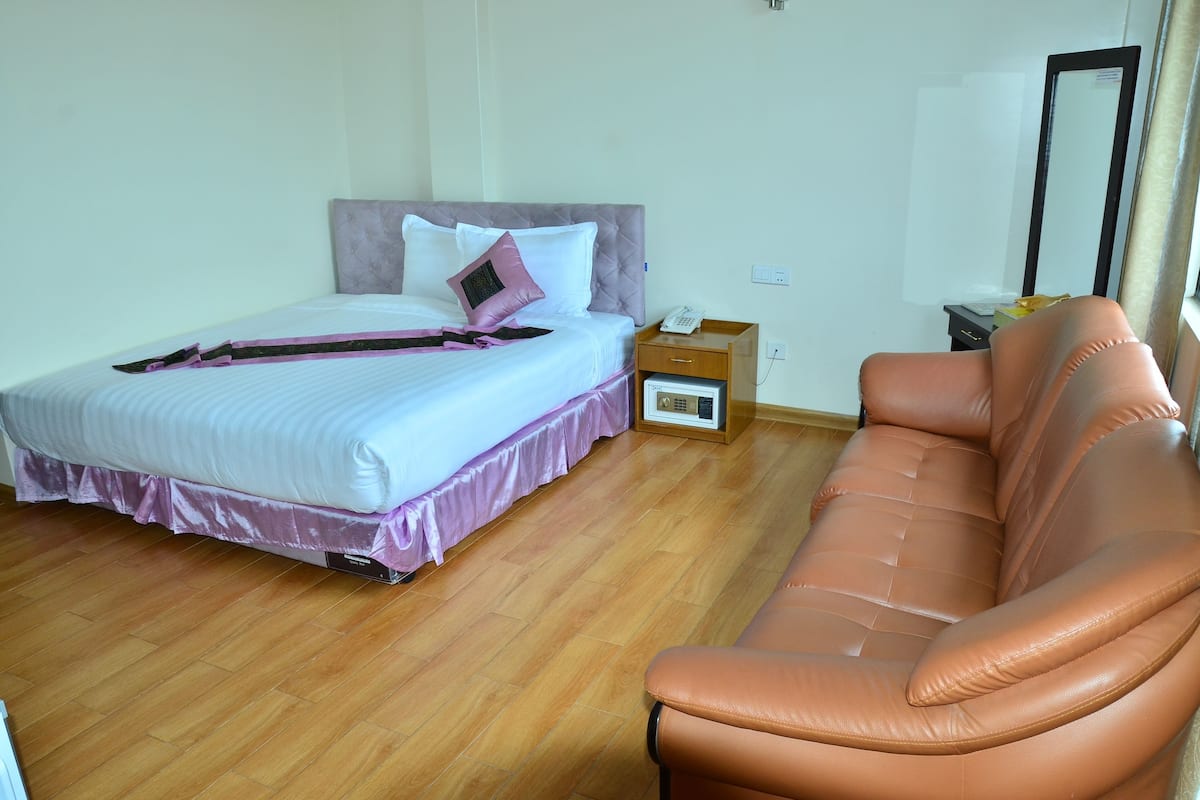 Quarto casal luxo, 1 cama King | Frigobar, cofres nos quartos, escrivaninha, cortinas blackout