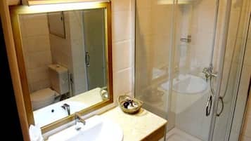 Shower, rainfall showerhead, free toiletries, hair dryer