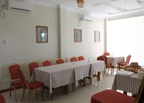 供应午餐和晚餐