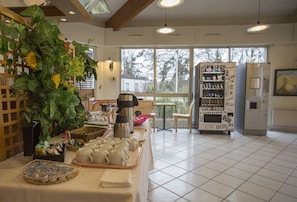 Free daily continental breakfast - Ethic Etapes Cis Besançon (Besancon)