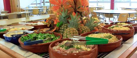 供應早餐、午餐、晚餐;法國菜