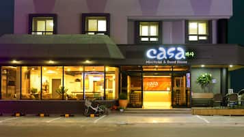 Bagian depan properti - sore/malam