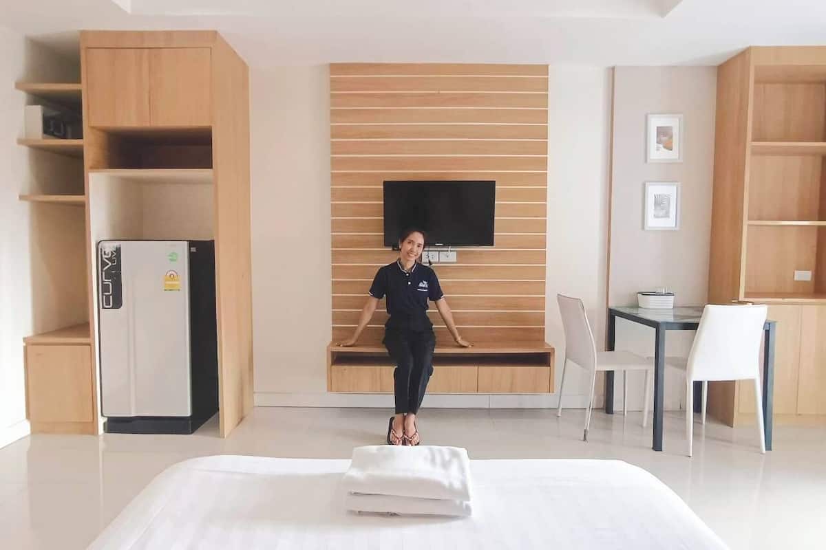 room | living room | 32-inch led tv with satellite channels