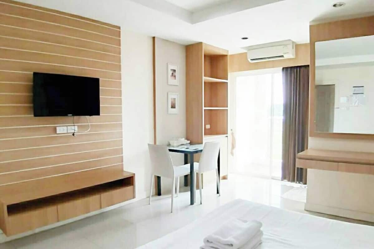 standard room | 1 bedroom, desk, blackout curtains, soundproofing