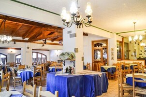 供应午餐和晚餐，地区菜