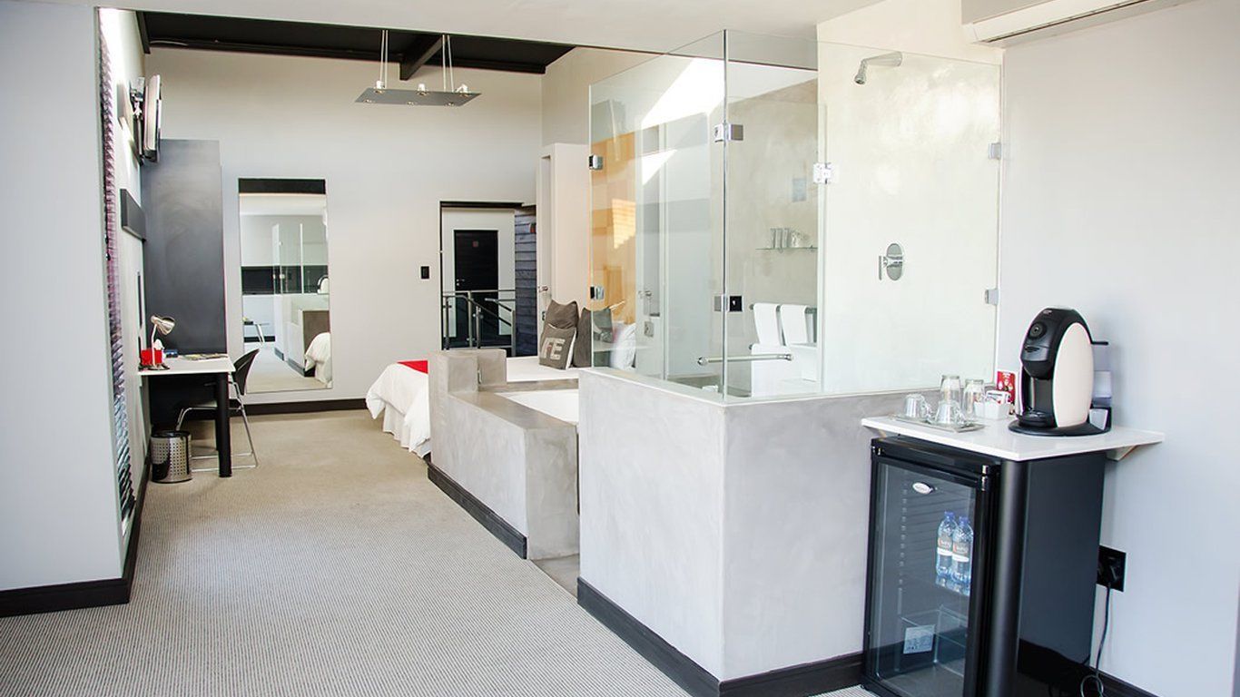 Executive Suite (4) | In-room safe, individually decorated, desk, free WiFi