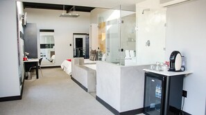 Suite ejecutiva (4) | Caja de seguridad en la habitación y decoración personalizada