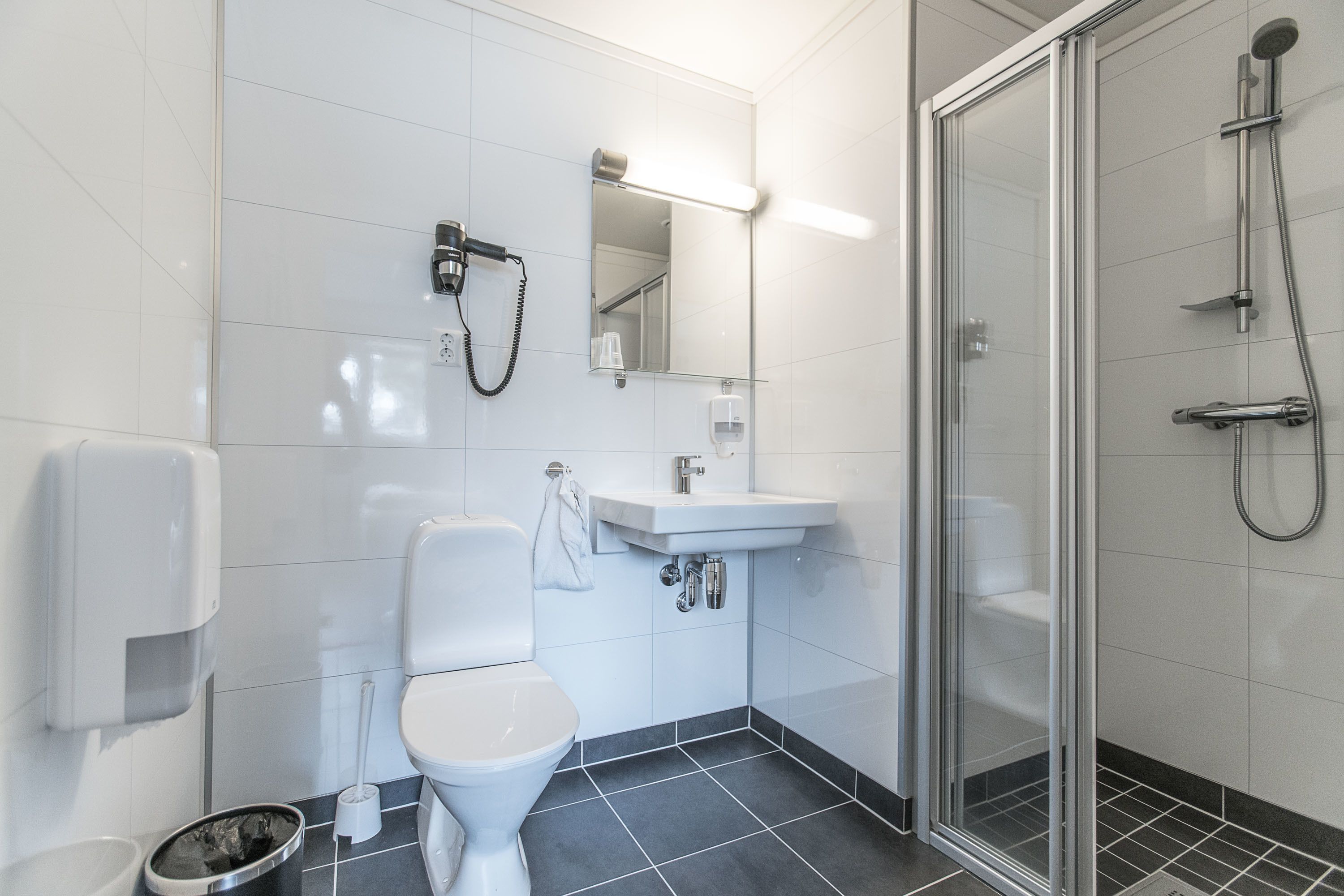 standard room | bathroom | eco-friendly toiletries, hair dryer, towels