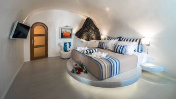 Suite – grand, 3 soverom, privat basseng, sjøutsikt (Caldera View) | Safe på rommet, strykejern/-brett, wi-fi (inkludert) og sengetøy