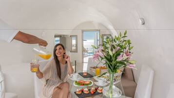 Suite – grand, 3 soverom, privat basseng, sjøutsikt (Caldera View) | Safe på rommet, strykejern/-brett, wi-fi (inkludert) og sengetøy