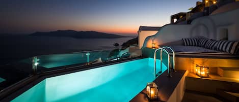 Outdoor pool, sun loungers