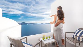 Elite-Suite, 1 Schlafzimmer, eigener Pool, Meerblick (Caldera View) | Zimmersafe, Bügeleisen/Bügelbrett, kostenloses WLAN, Bettwäsche