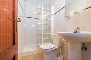 Apartamento, 2 quartos | Banheiro | Chuveiro, toalhas de banho