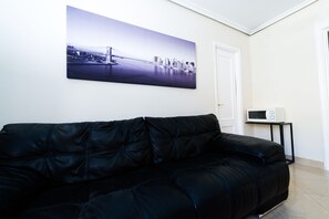 Apartamento, 2 quartos | Área de estar | TV