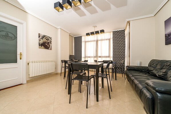 Apartamento, 2 quartos | Opções para refeição no quarto