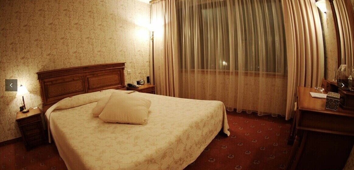 Minibar, desk, soundproofing, WiFi (free)