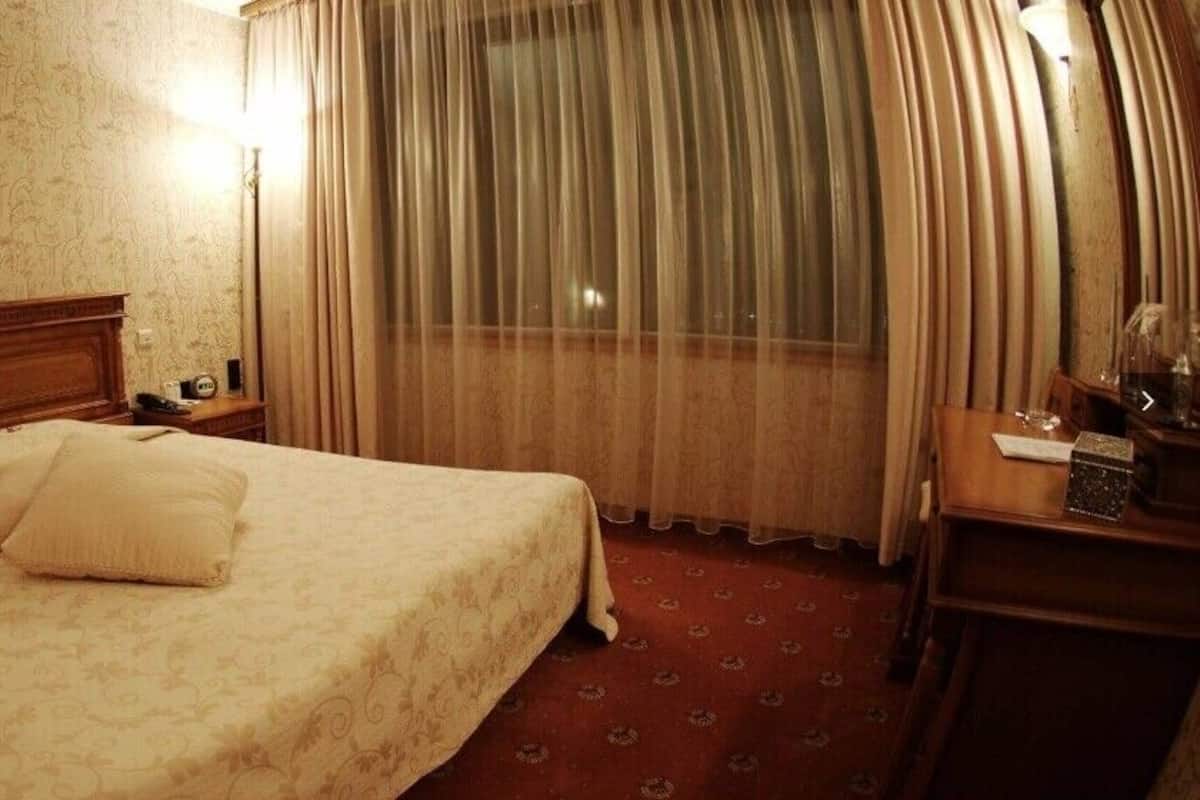 Minibar, desk, soundproofing, WiFi (free)