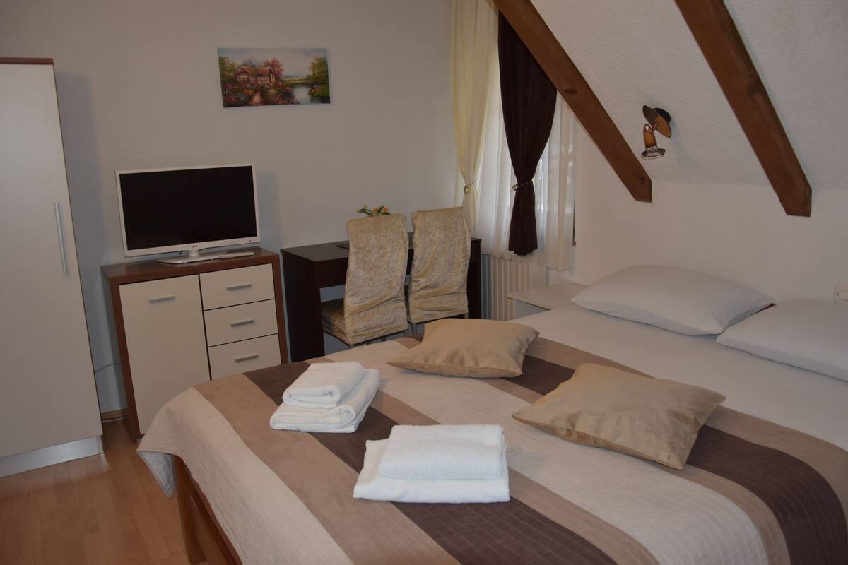 Standard Double Room | Free WiFi, bed sheets